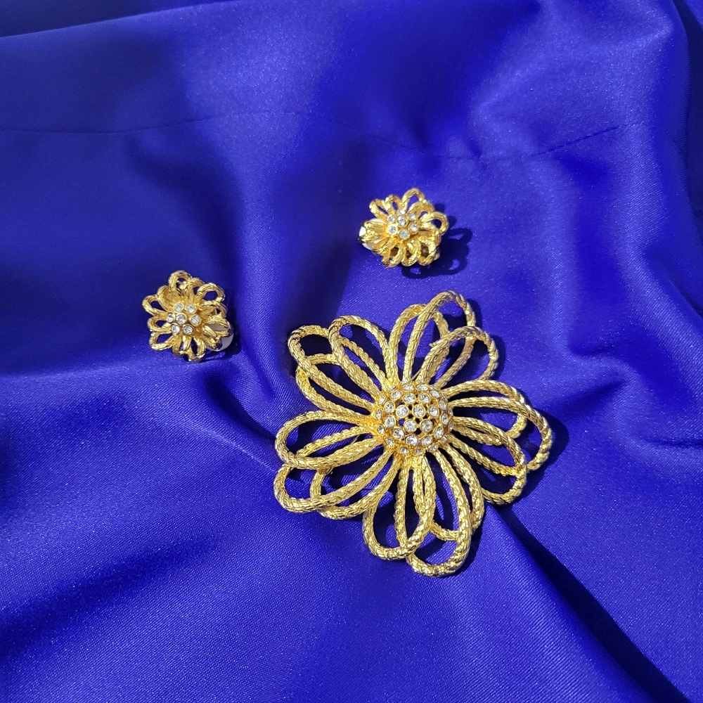 Joan Rivers Floral Rope Goldtone Rhinestone Brooch and Earring Set - Picture 1 of 11